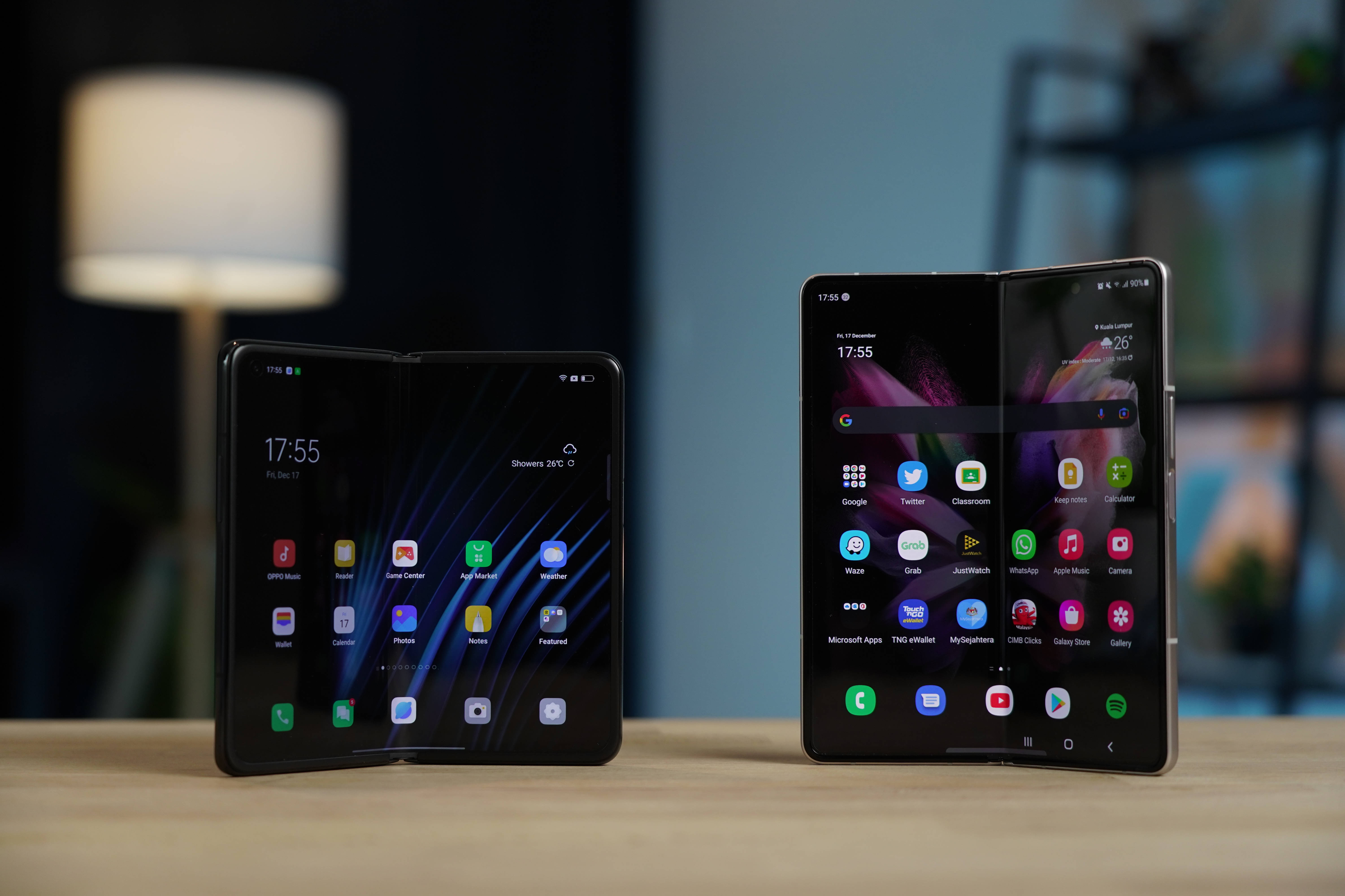 Складні телефоны Oppo і Samsung Шпалери