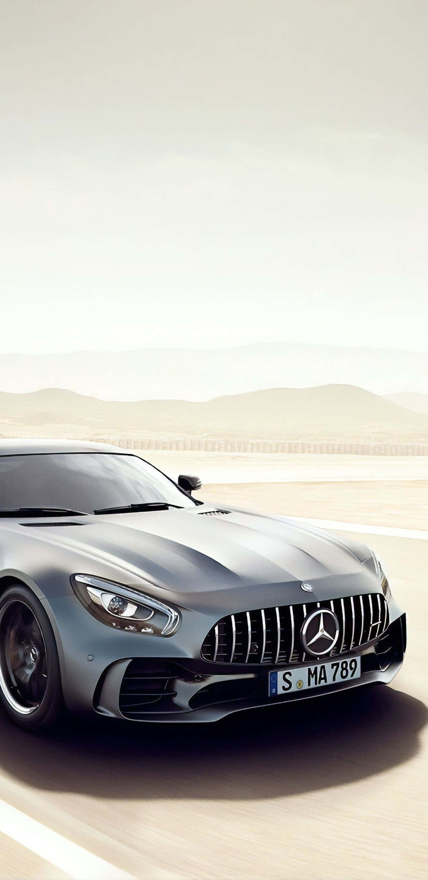Сріблястий Mercedes на пустельній дорозі — шпалери для Pixel 3XL AMG GT-R Шпалери