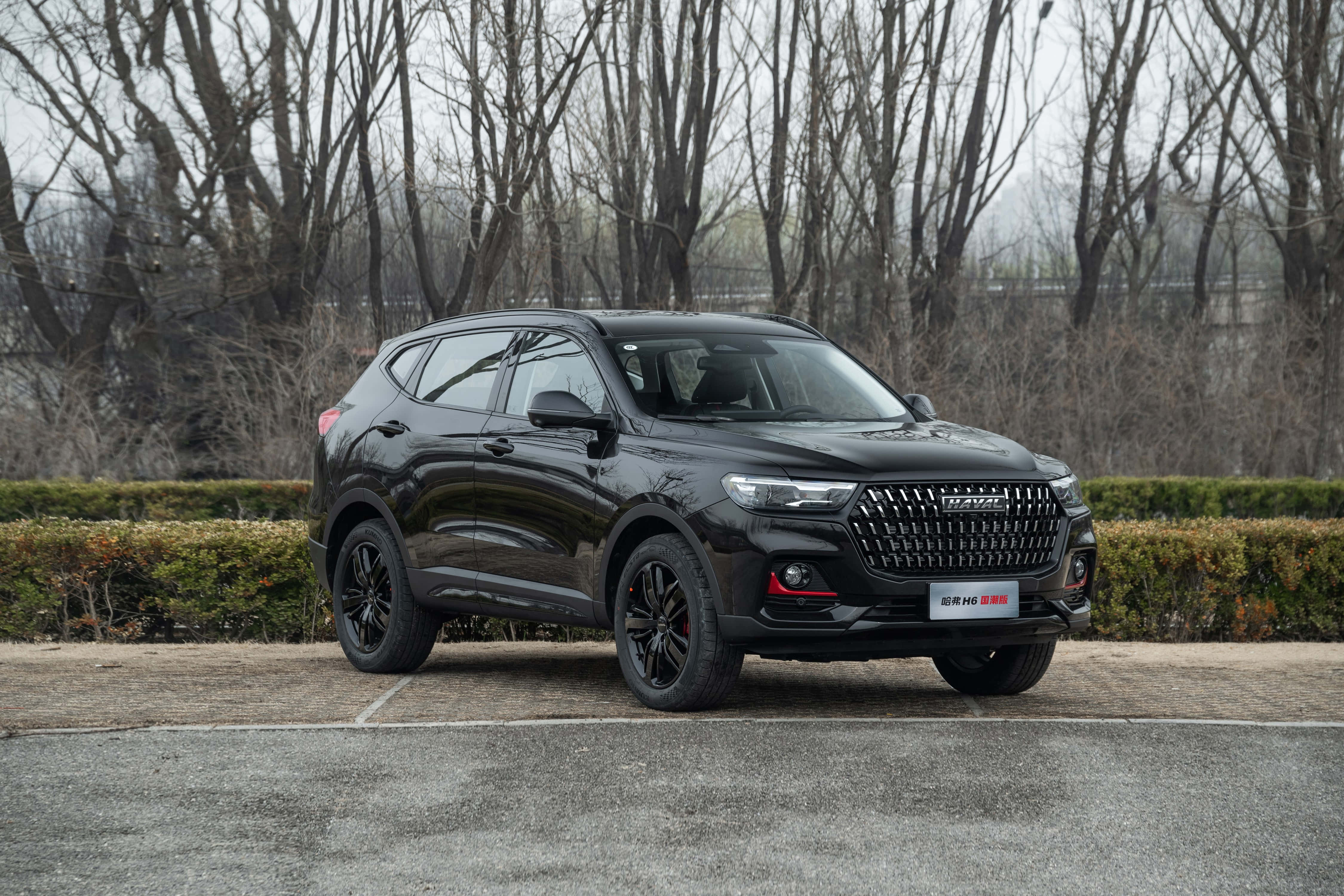 Стильный Haval SUV едет по дороге Шпалери