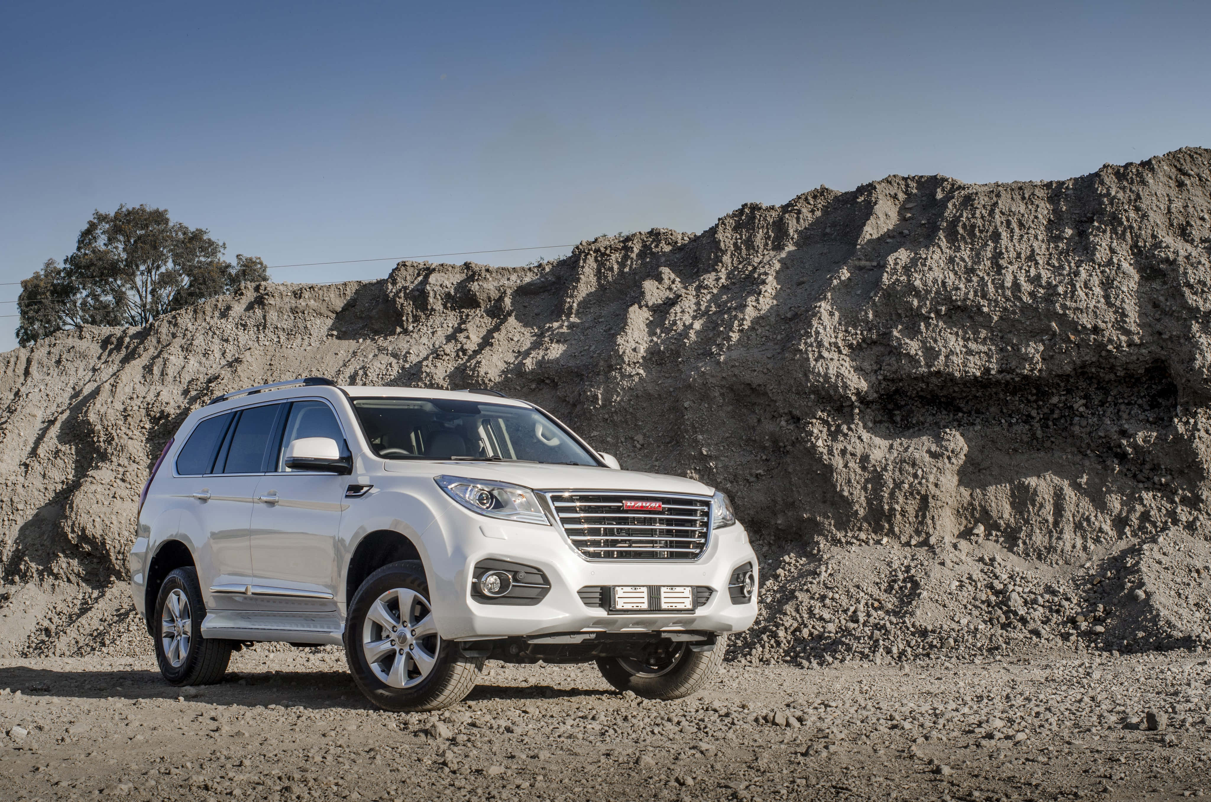 Стильный Haval SUV, припаркованный на открытом воздухе Шпалери