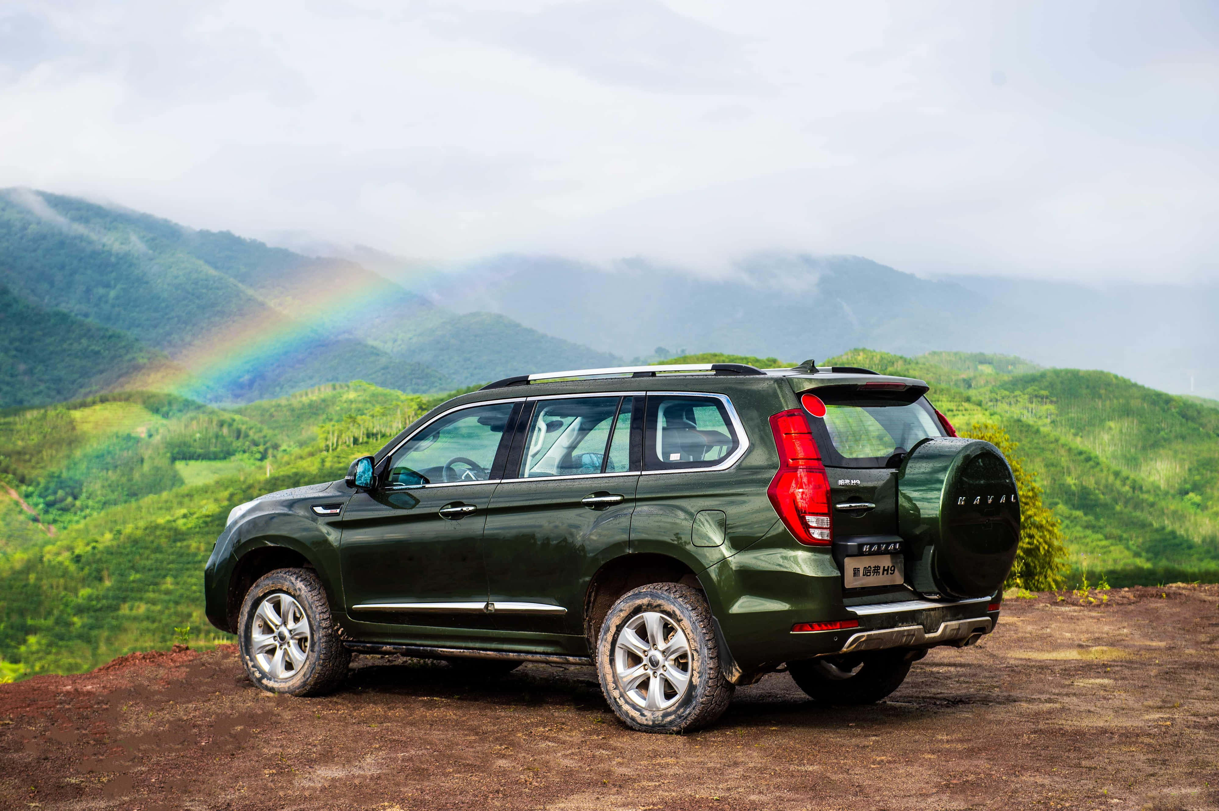 Стильный и мощный Haval SUV на дороге Шпалери