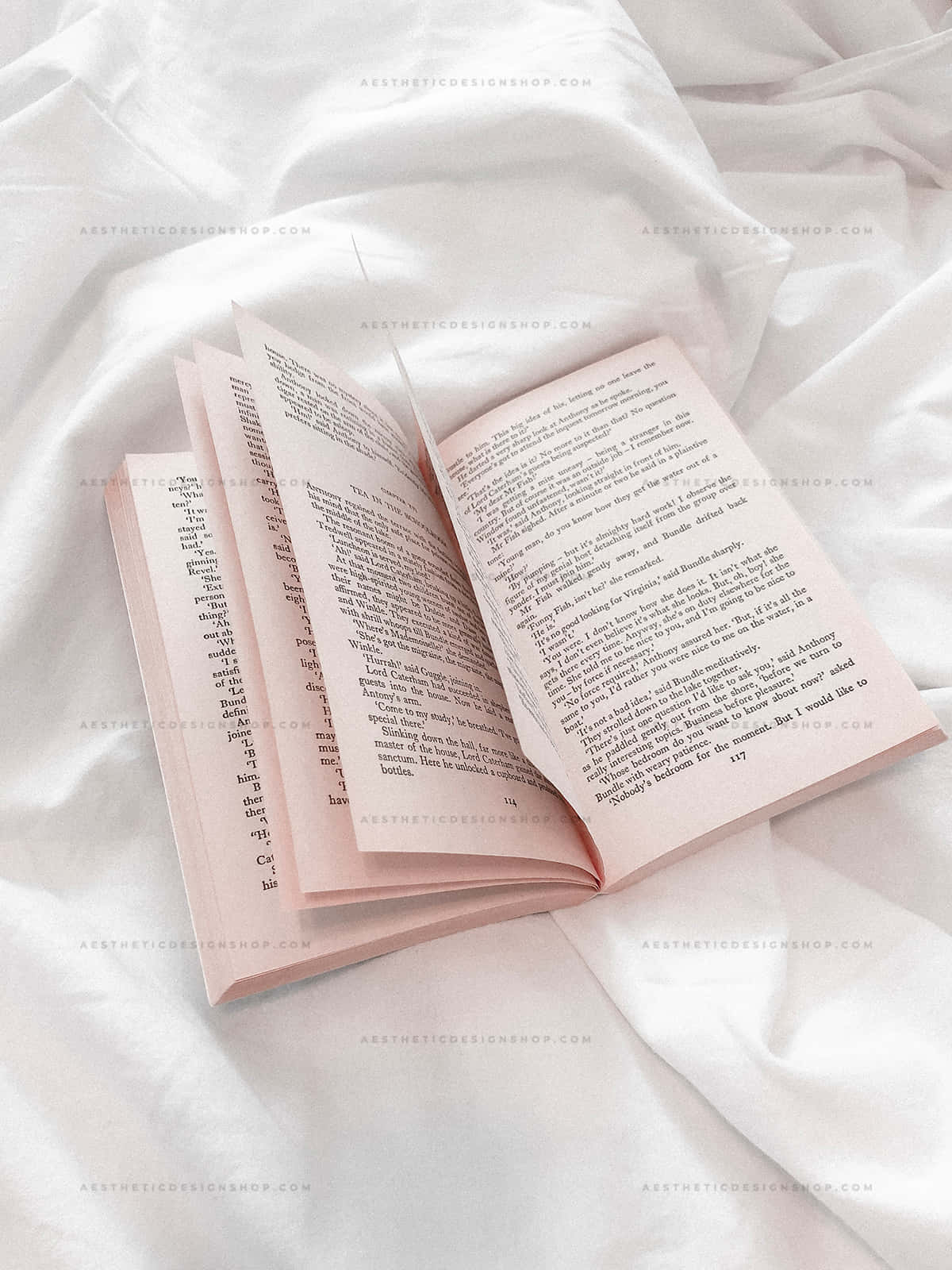 Стопка книг серед квітів та рослин Шпалери