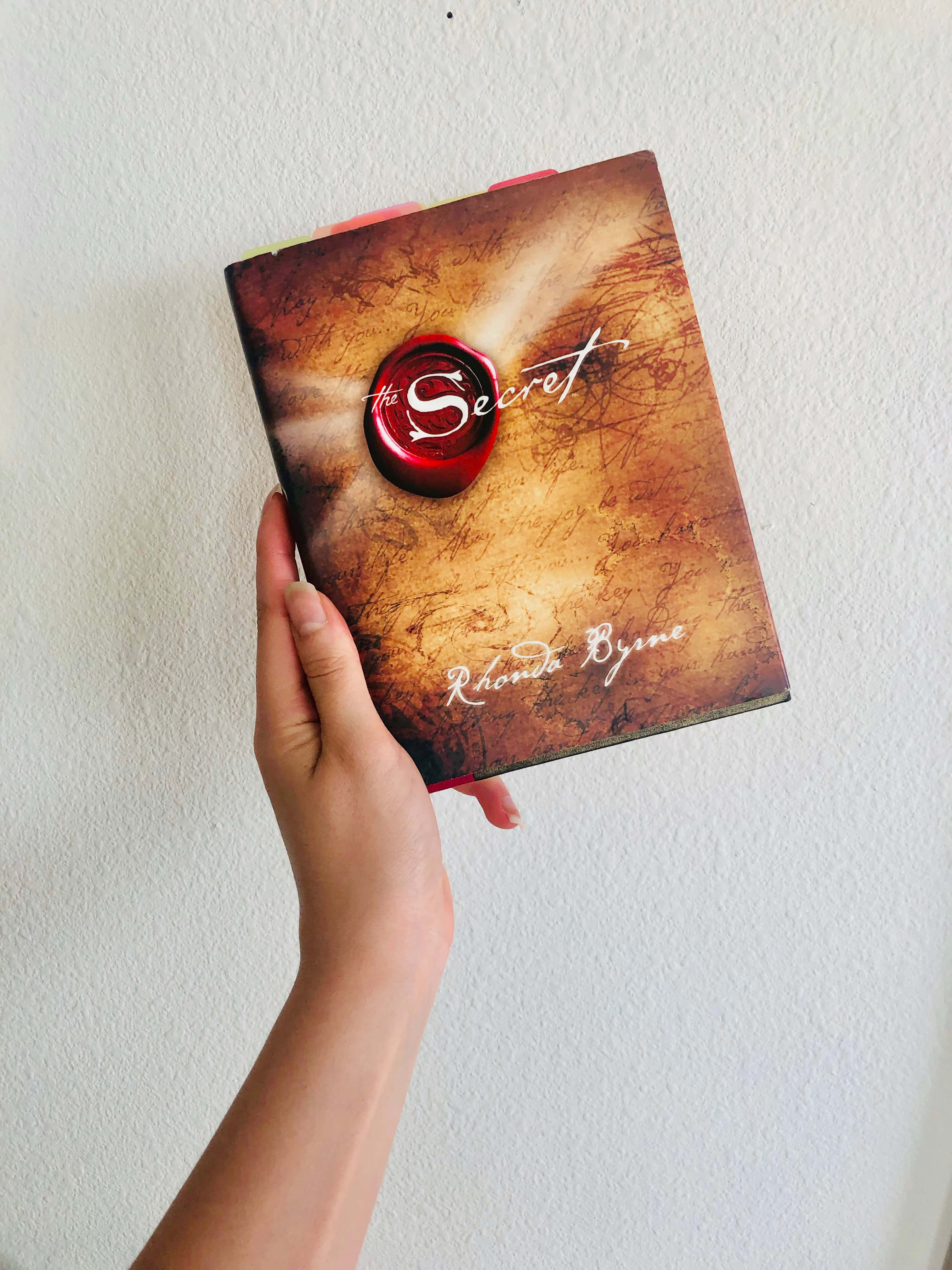 Стопка книг у старовинному стилі лежить на теплому вікні з А-подібною рамою. Шпалери