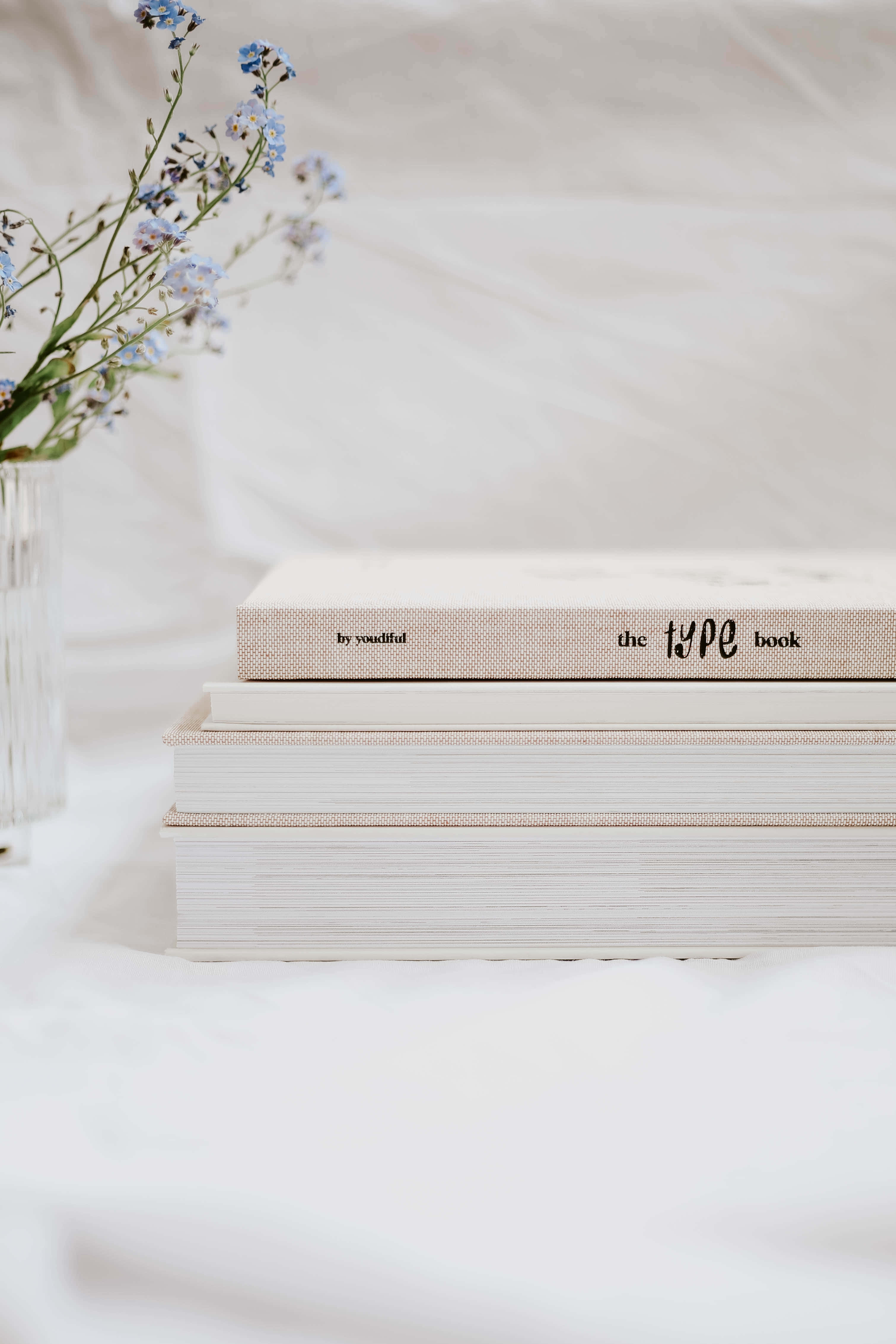 стос книг з квітами зверху Шпалери
