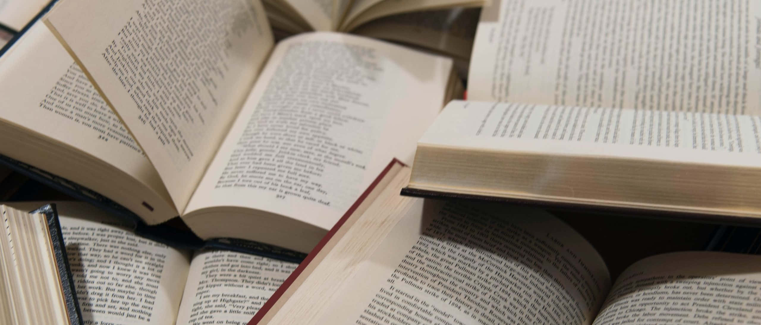 стос книг на столі Шпалери