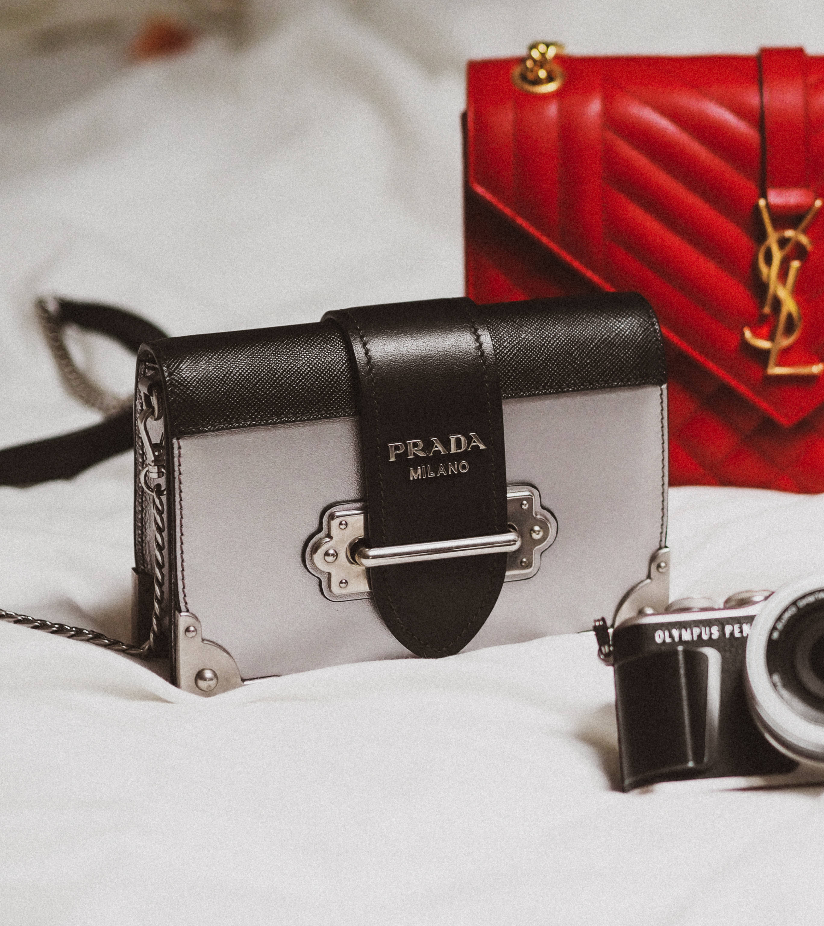 Сумки Prada и YSL Шпалери