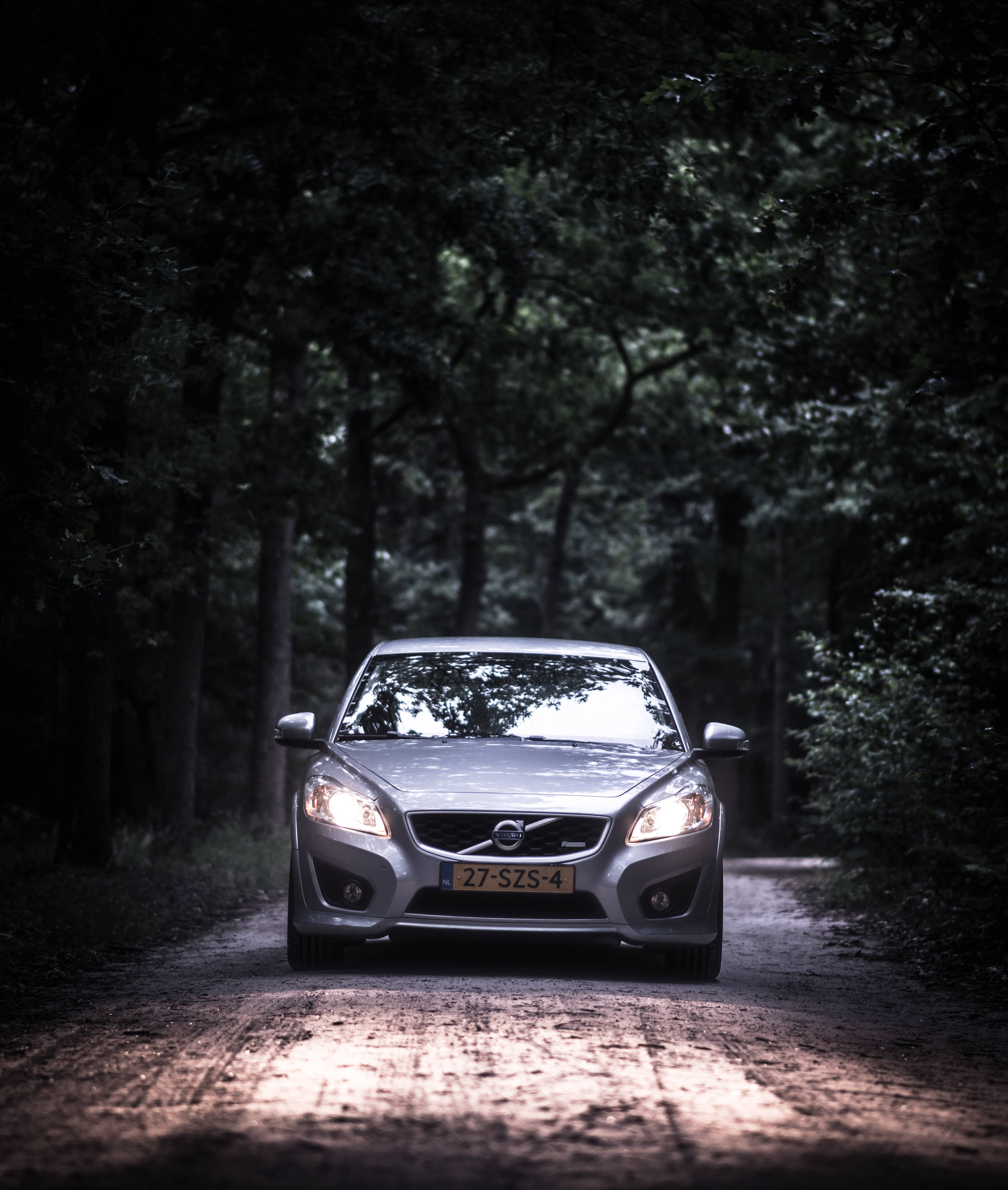 Серый Volvo Sedan в движении Шпалери