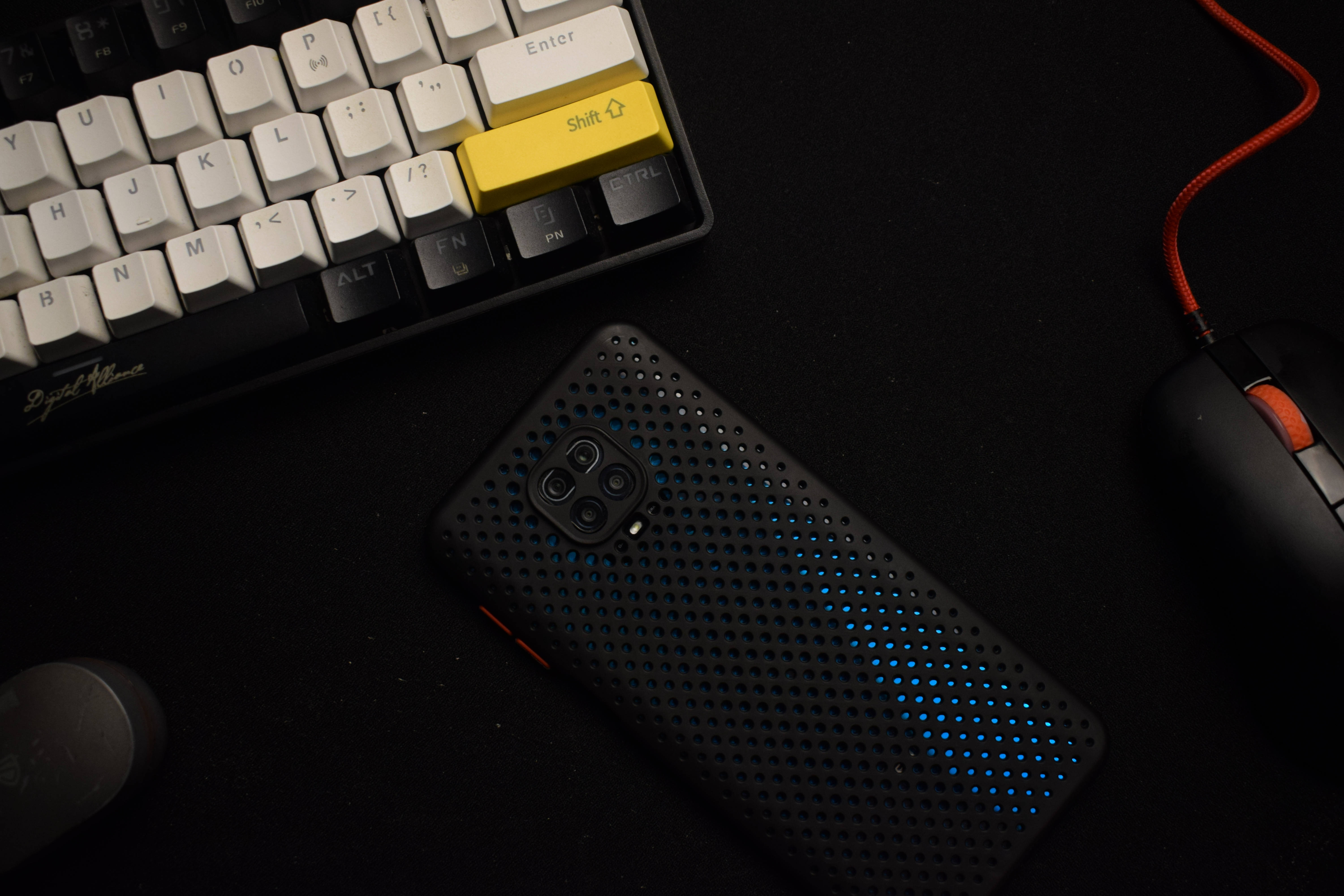 Телефон Xiaomi с клавиатурой Шпалери