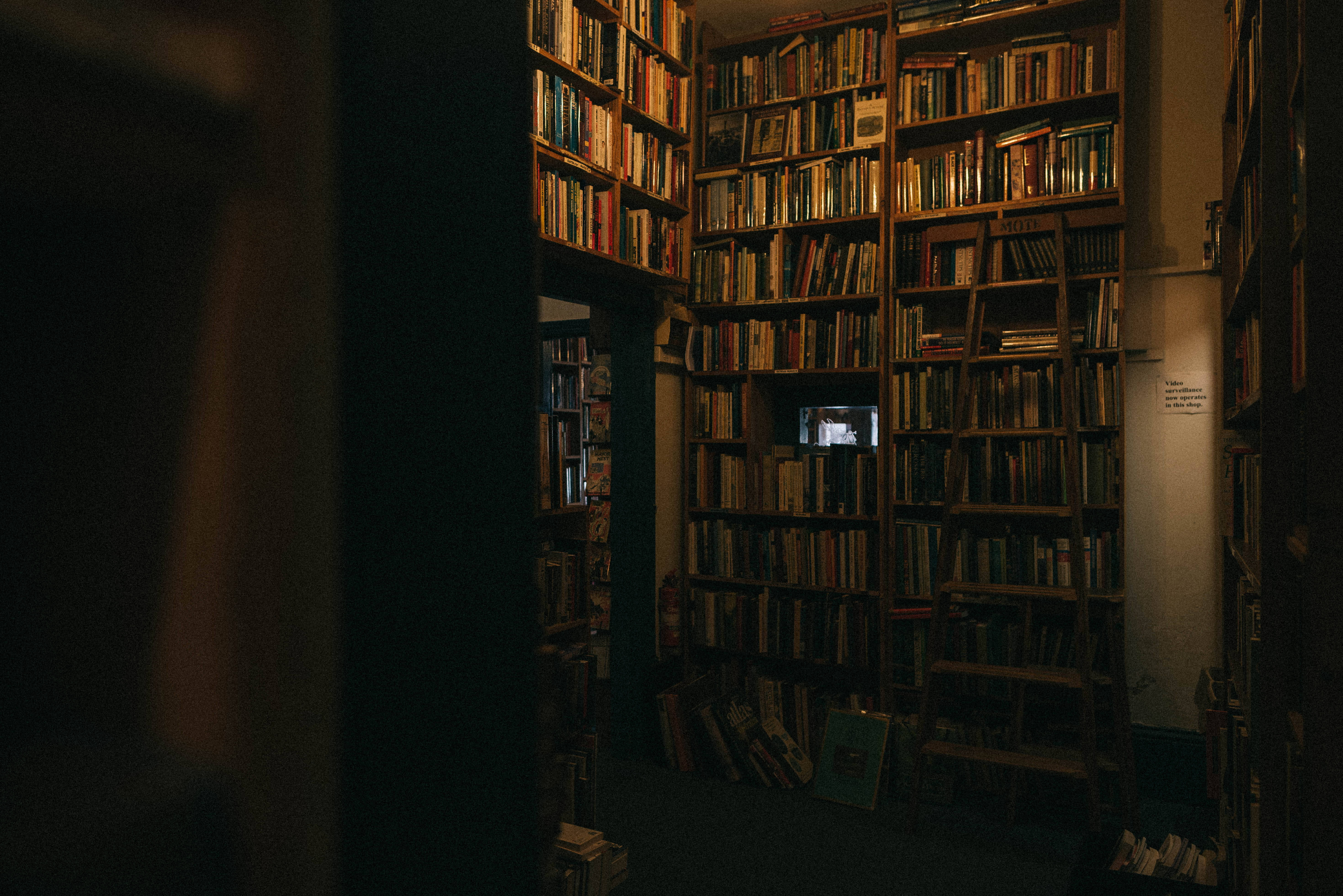 Темна бібліотека естетика книги робочий стіл Шпалери