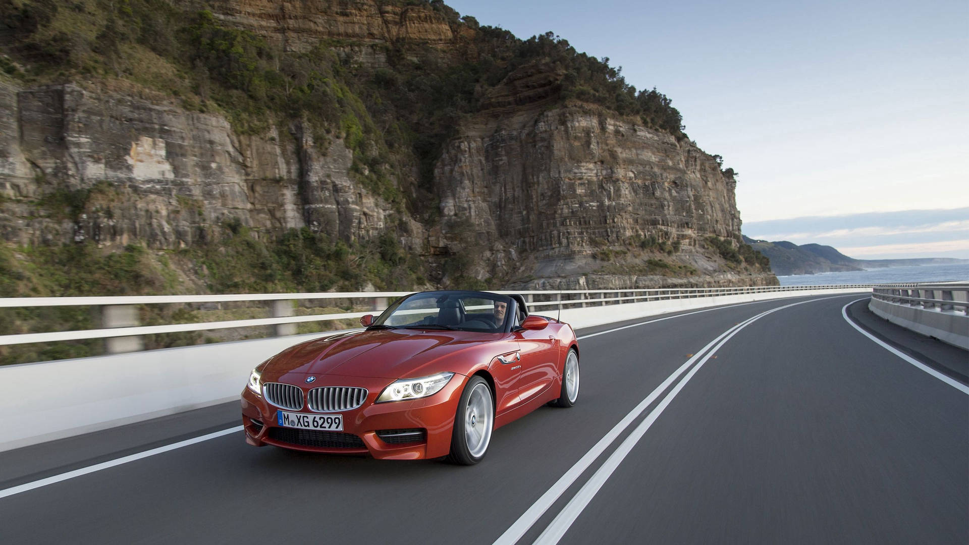 Помаранчевий BMW Z4 на дорозі біля гори шпалери — Bmw Шпалери