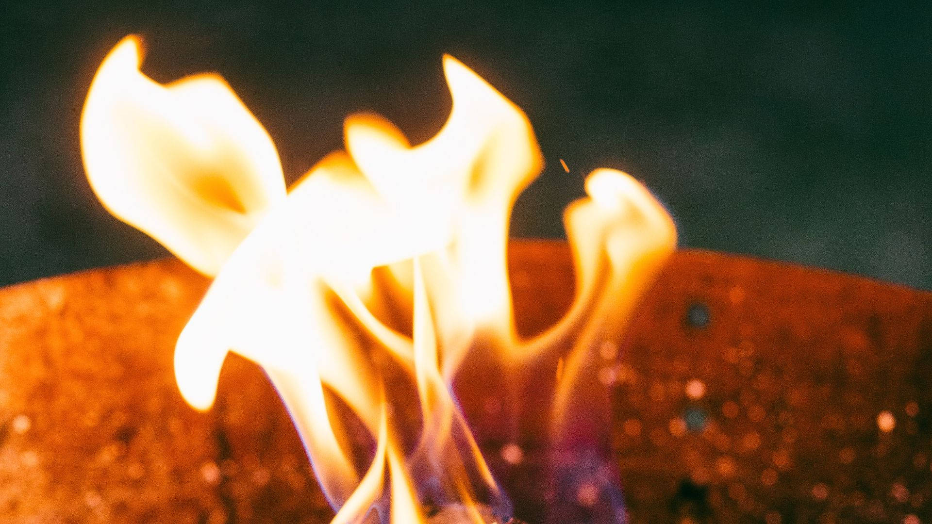 Тепло багаття на природі Шпалери