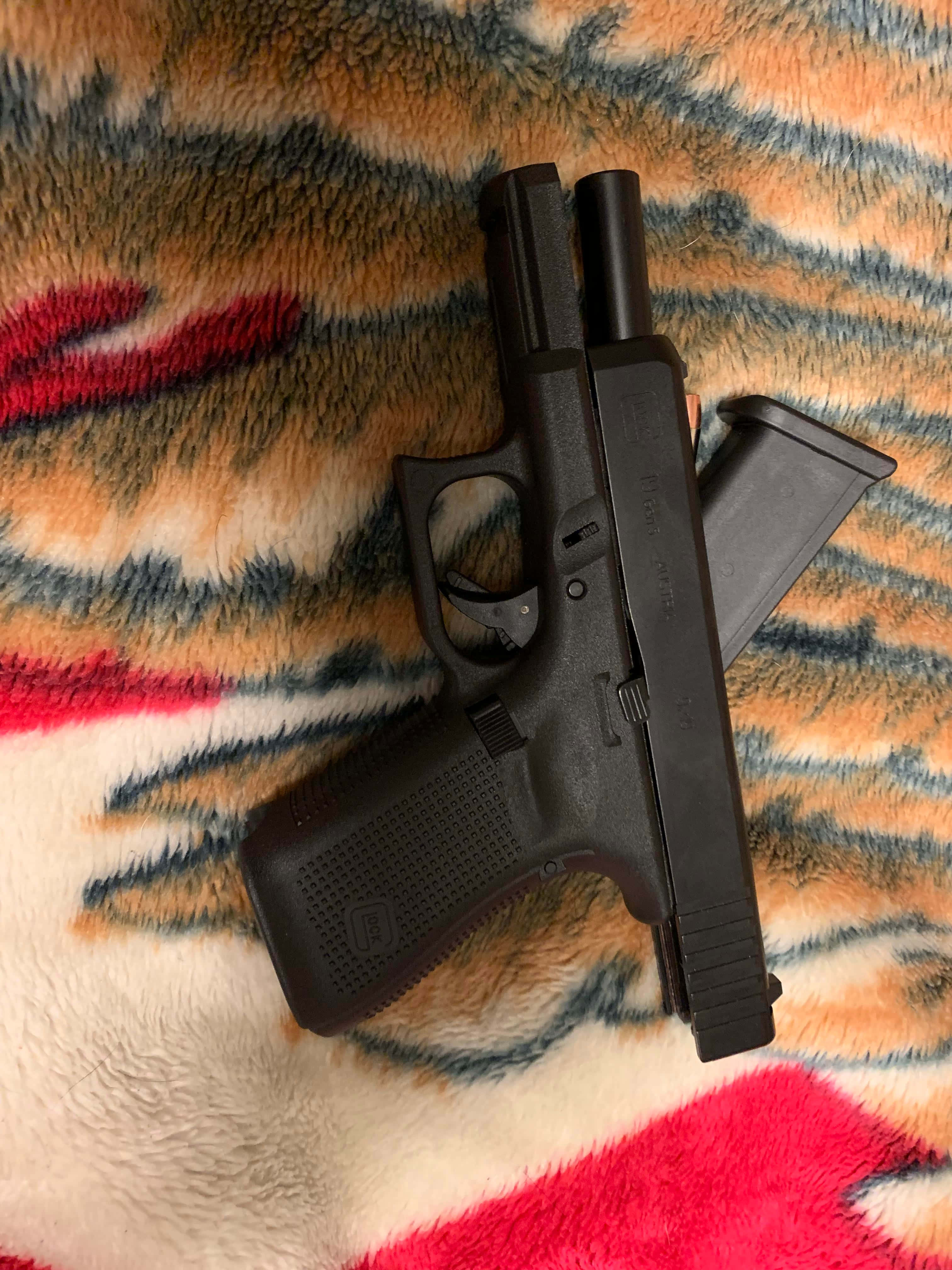 Универсальная отличная зарядка - Glock 19 Шпалери