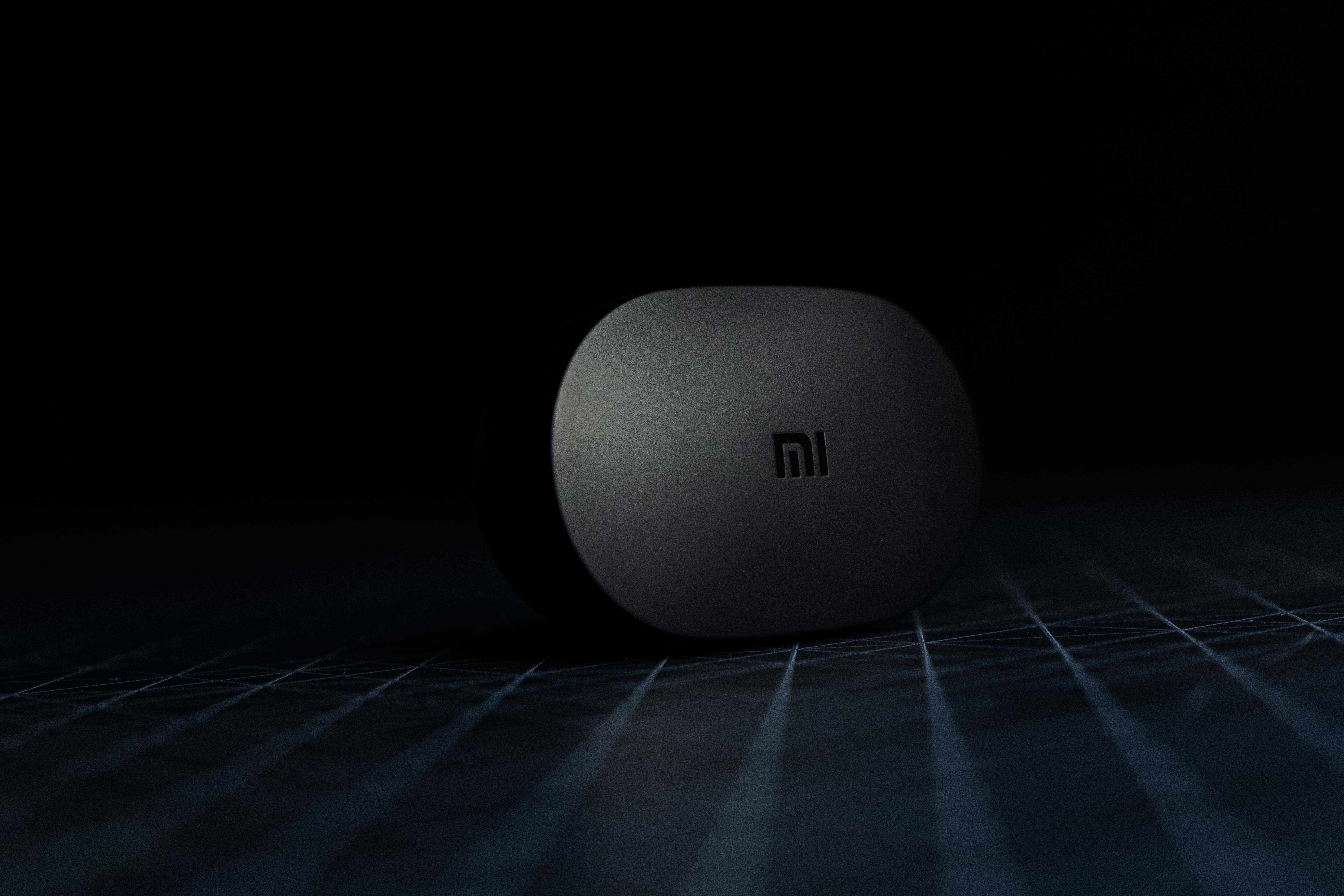 Устройство Xiaomi в темной комнате Шпалери