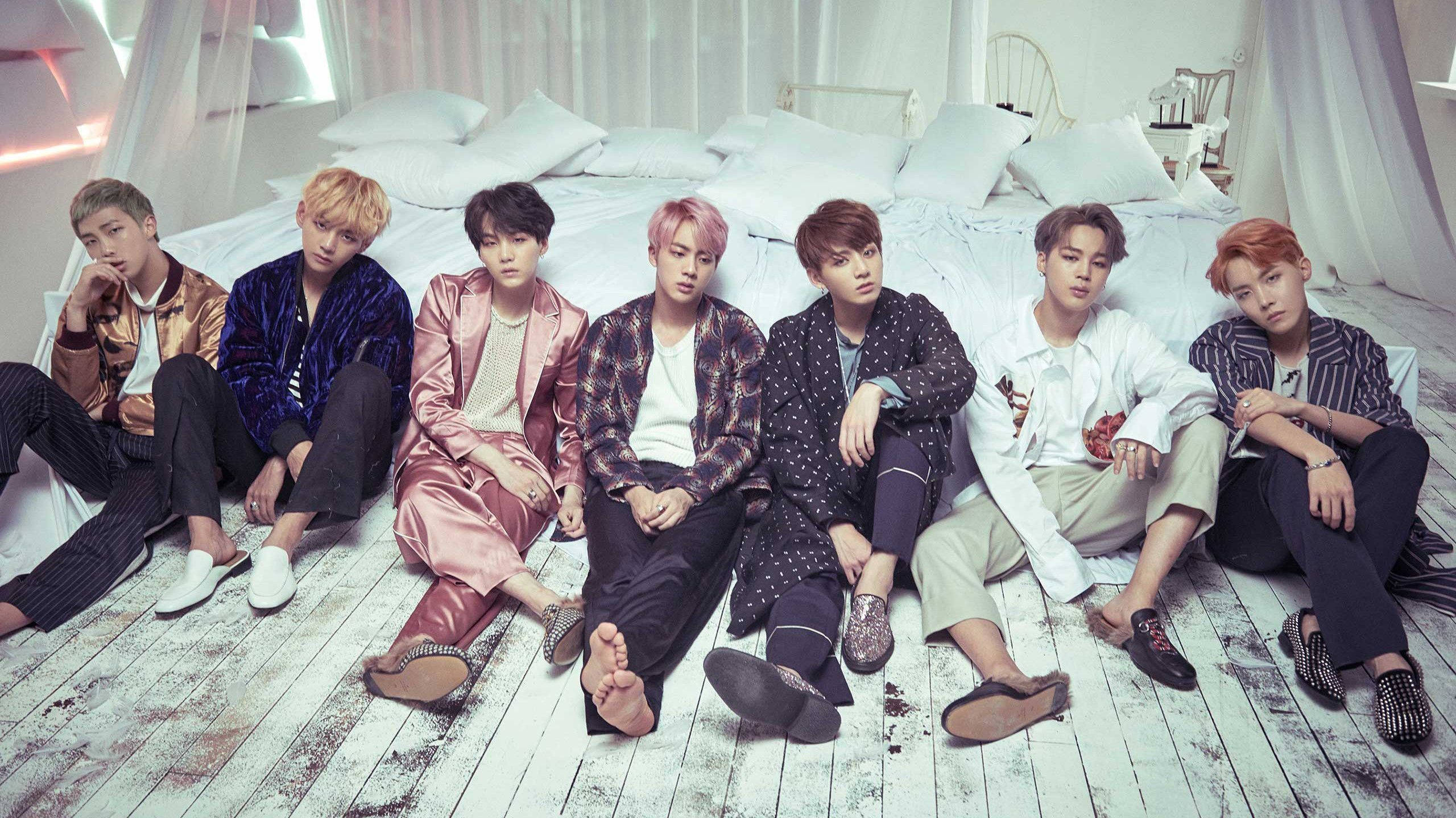 Учасники BTS біля ліжка з ноутбуком Шпалери