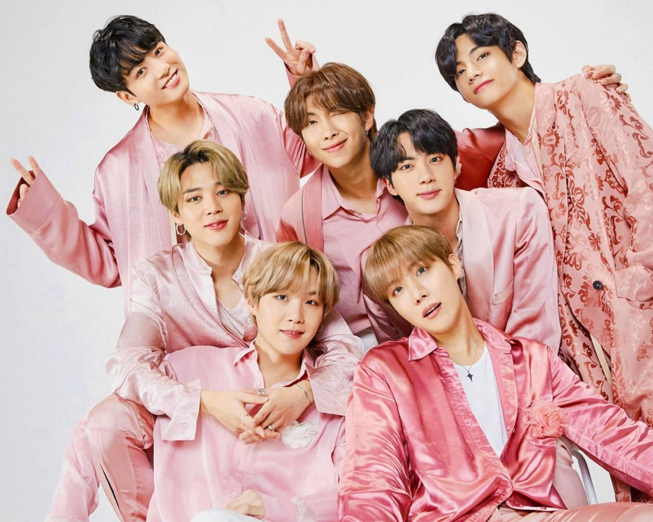 Учасники BTS у рожевому на робочий стіл Шпалери