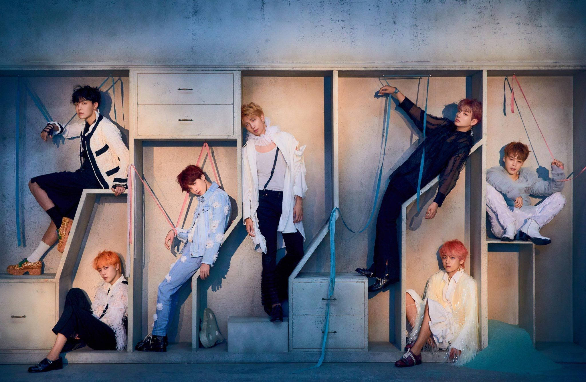 Участники BTS позірують на полках шкафа ноутбук Шпалери