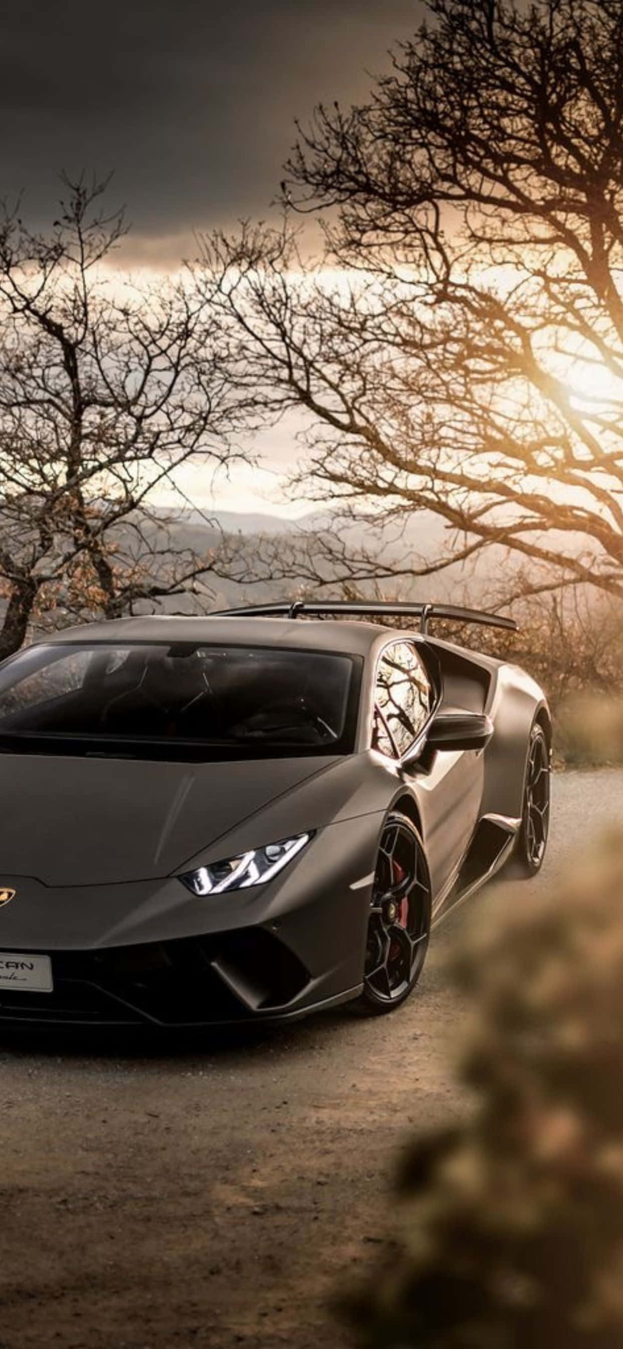 iPhone XS Max на фоне Lamborghini Huracan сірого кольору Шпалери