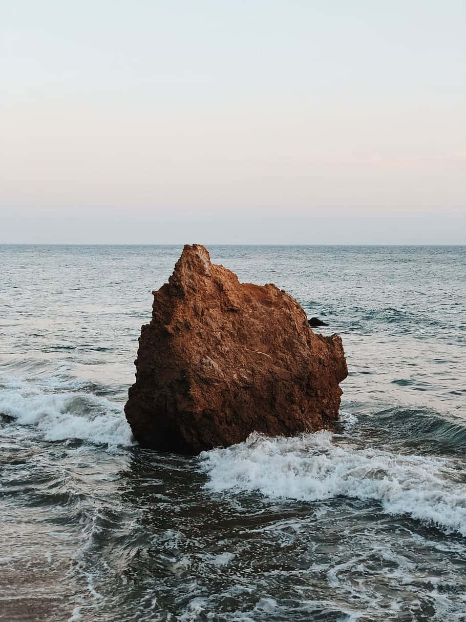 Фон для iPhone X Malibu с великим камнем Шпалери