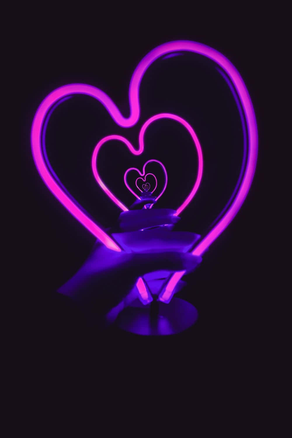 Фіолетова неонова лампа-серце, ілюстрація Шпалери