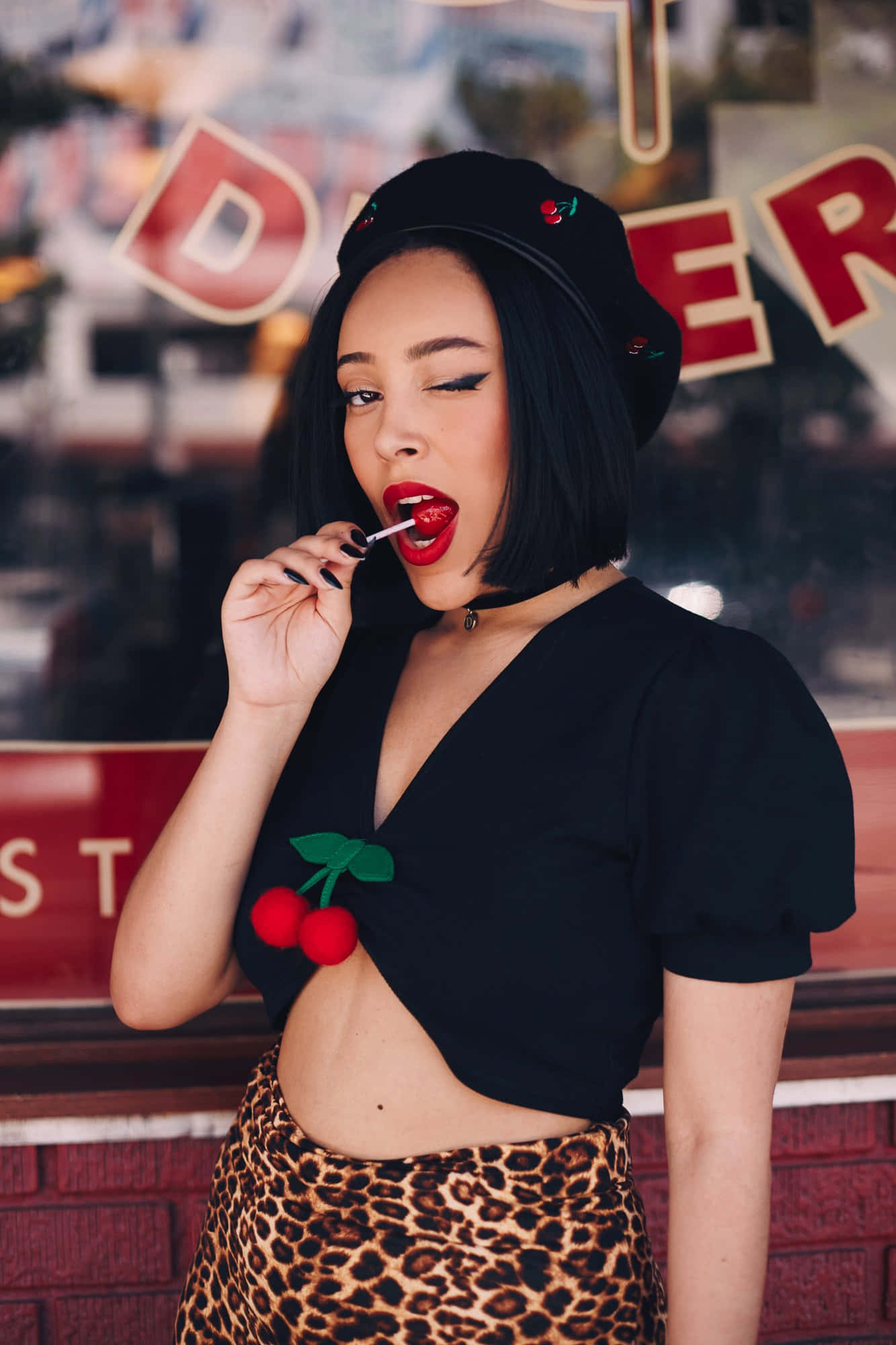 Чарівна виконавиця та авторка пісень Doja Cat виглядає приголомшливо під час виступу Шпалери