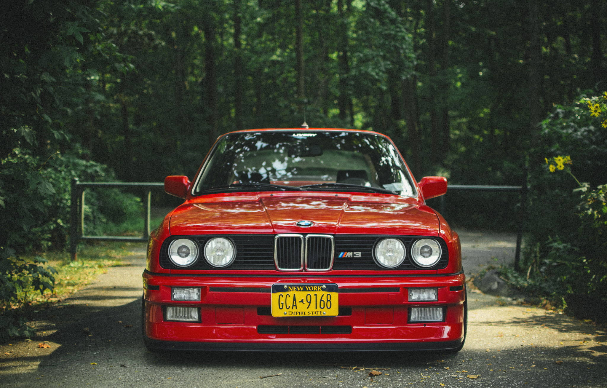 Червоний BMW E30 M3 для ноутбука Шпалери