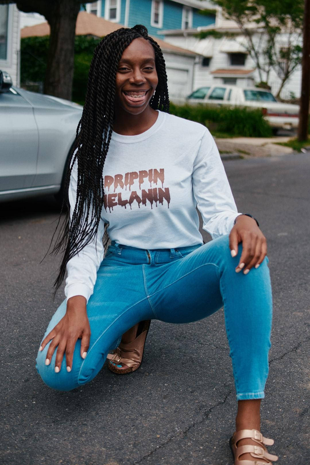 Чорна дівчина бедді з футболкою Drippin' Melanin Шпалери