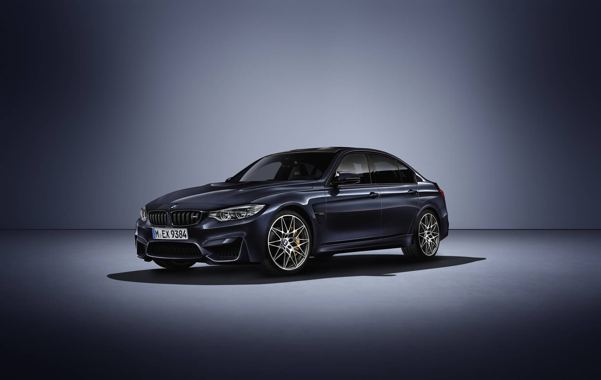Шпалери чорного BMW M3 30 Jahre Edition у промені прожектора — Bmw Шпалери