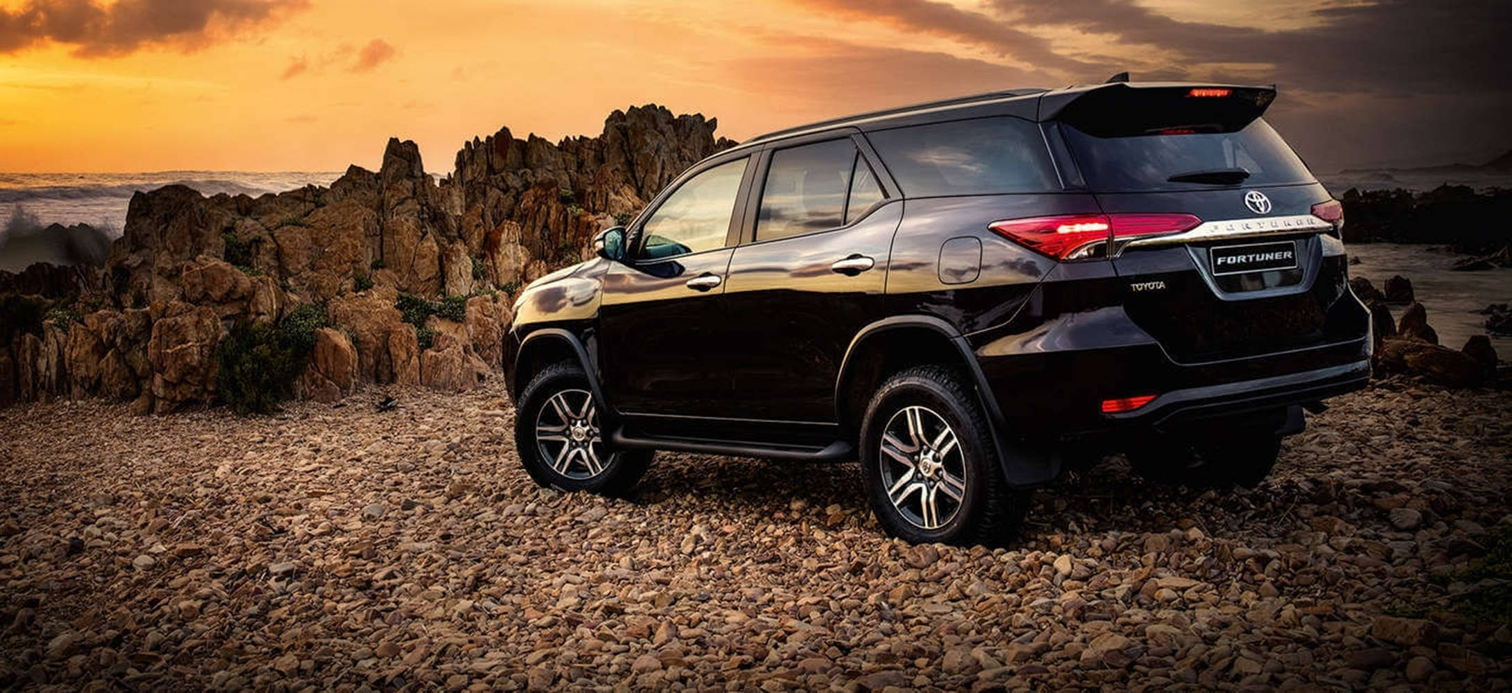 Чорний Toyota Fortuner Legender Шпалери