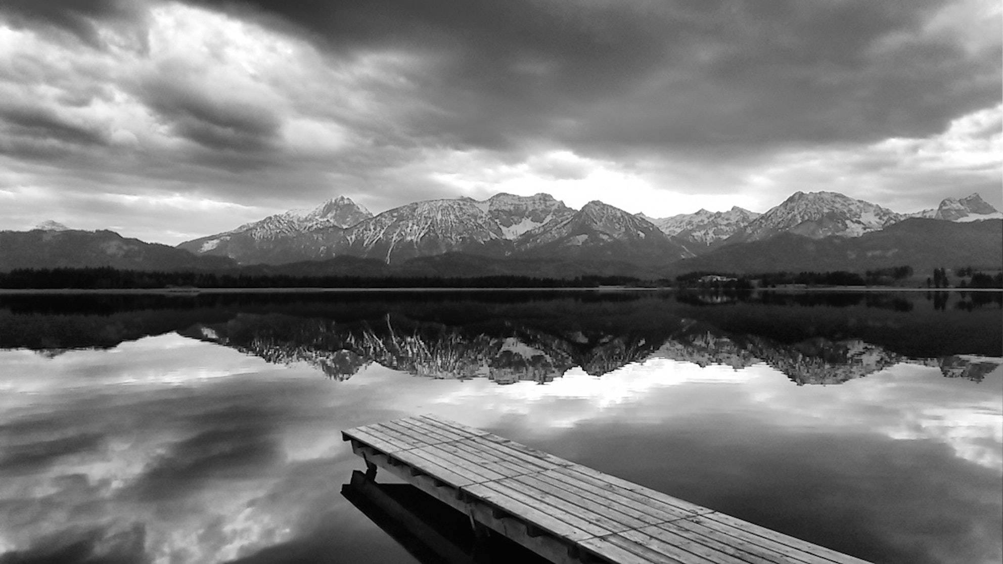 Чорно-біла фотографія озера та гір Шпалери