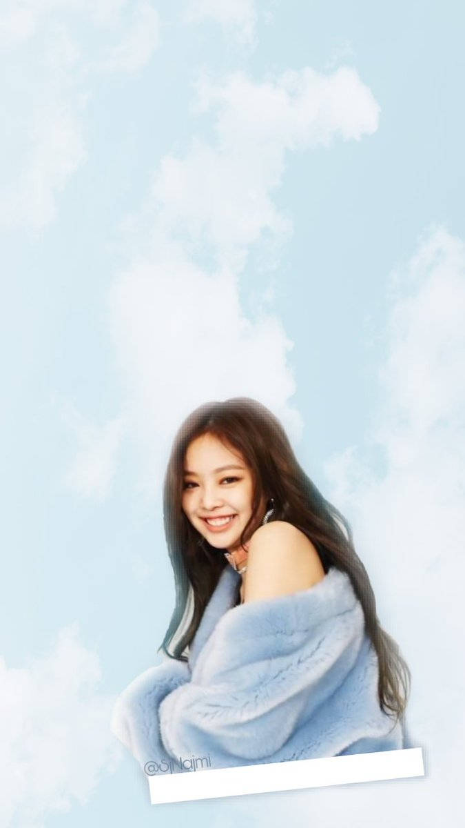 Шпалери Blackpink Дженні в блакитному хутряному пальті на тлі блакитного неба