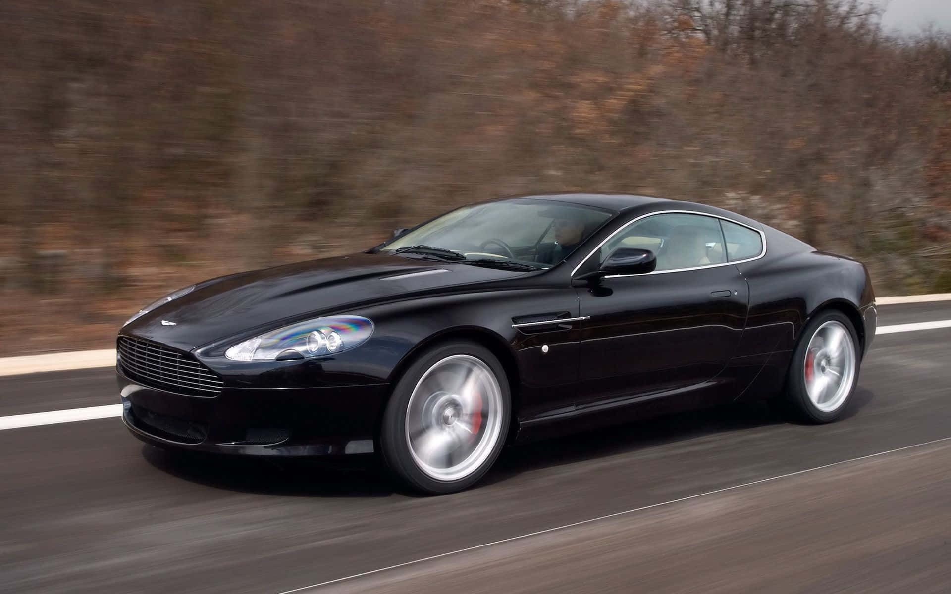 Элегантный Aston Martin DB9 на открытой дороге Шпалери