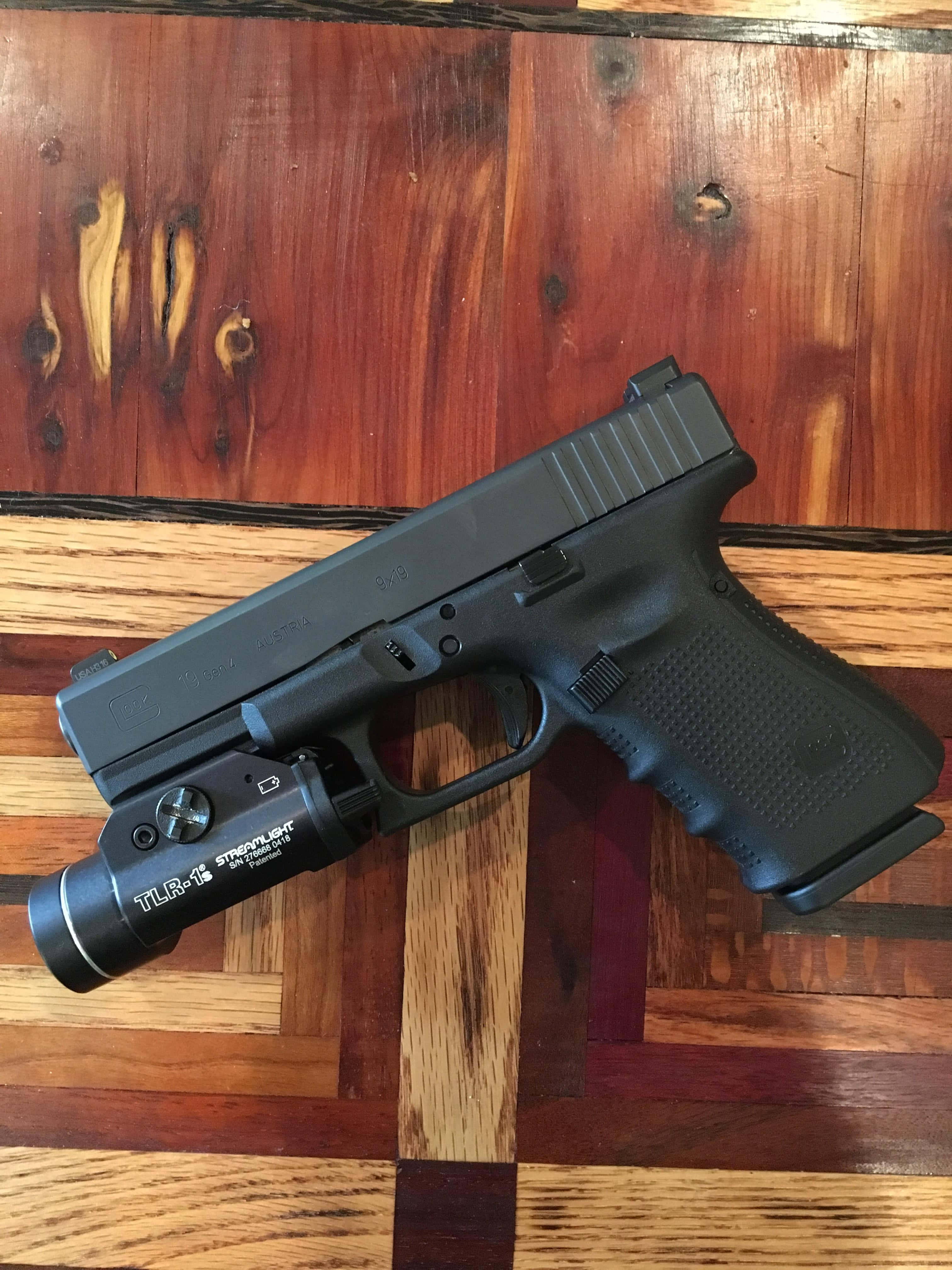 Этот Glock 19 готов к использованию. Шпалери