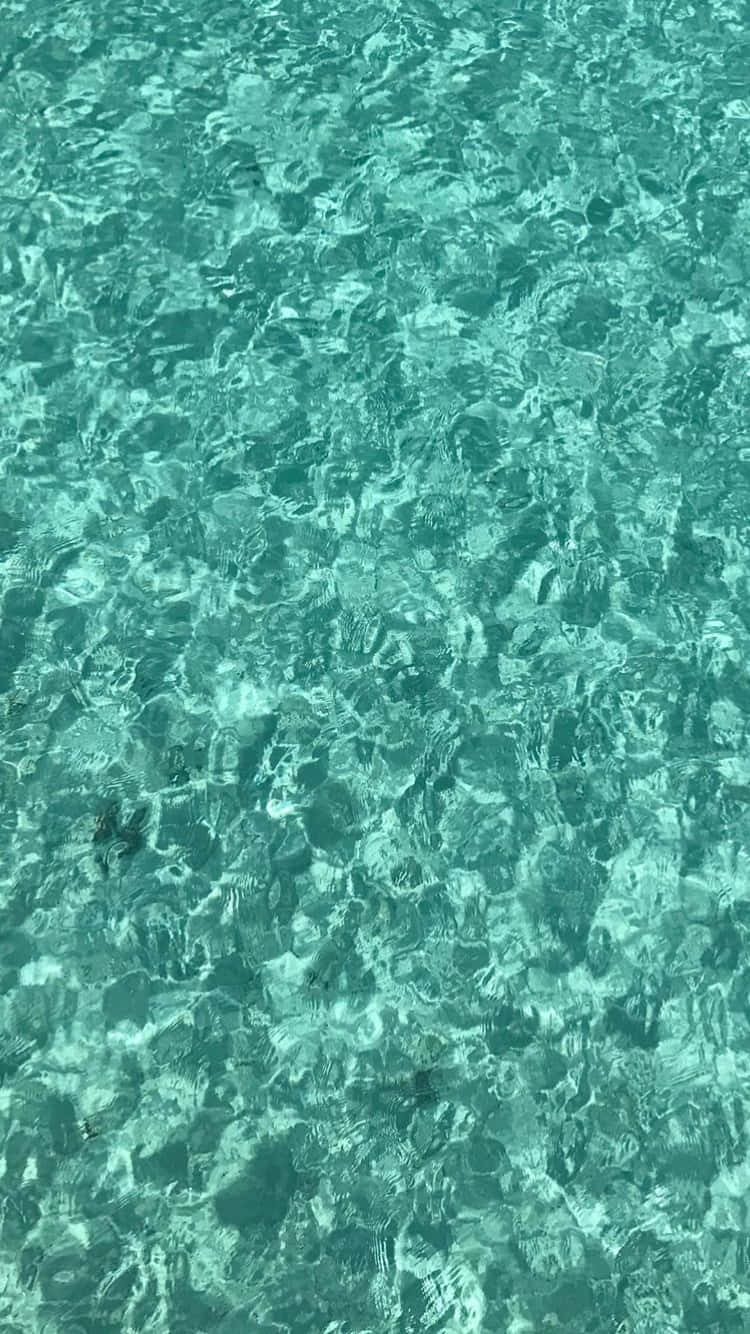 Яскрава зелена хвиля води в басейні Шпалери