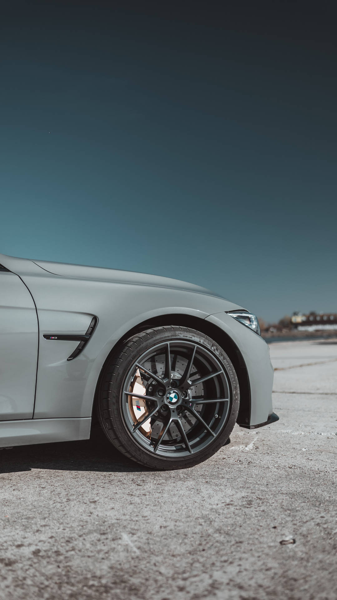 Бічний вигляд шпалер колеса сірого BMW з логотипом — Bmw Шпалери