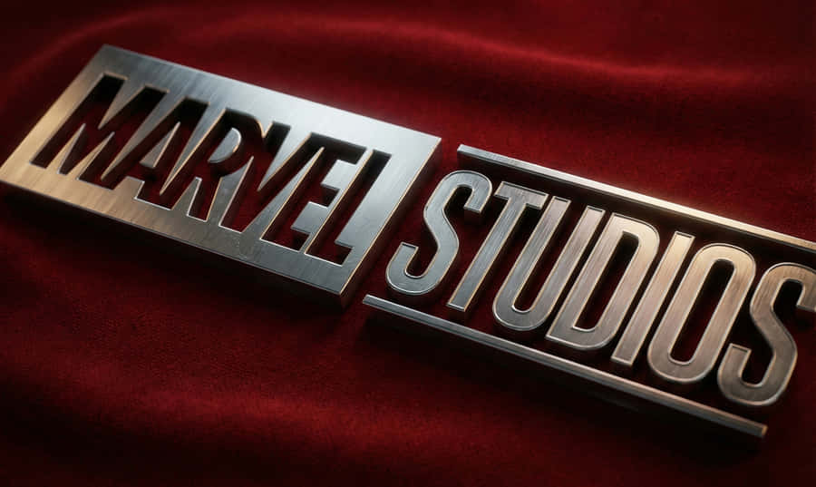 Marvel Studios, Marvel, MCU, логотип, кіно, фільм, Месники, щіткований метал, сталь, червоний оксамит, текстура, елегантний, мінімалістичний, 4K, HD, шпалери для робочого столу, супергерой, розваги, елегантний мінімалістичний фон для робочого столу Marvel Studios, металевий логотип Marvel Studios на червоному оксамиті 4K