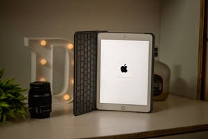Apple iPad Pro с клавиатурным аксессуаром — iPad Mini Шпалери
