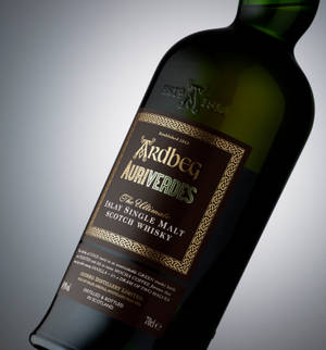 Ardbeg Auriverdes Whisky Bottle — Honor Magic V Flip 2 Шпалери