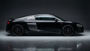 Чорний Audi R8, знятий у чистому студійному середовищі, що підкреслює його витончений дизайн.