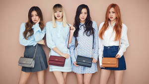 Шпалери Blackpink, де учасниці позують з сумками через плече на бежевому тлі