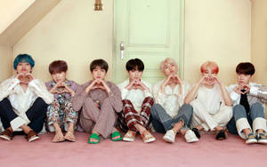 BTS біля дверей показують серця — шпалери для робочого столу — Bts десктоп Шпалери