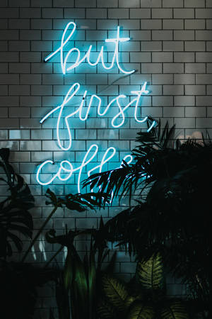"But First Coffee" в неоново-синем iPhone — Xiaomi Pad 8 Pro Шпалери