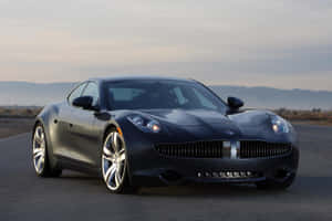 Fisker Karma — люксовий електромобіль на мальовничому прибережному шоссе — Surface Pro Шпалери