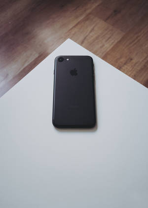 iPhone 8 на белой поверхности