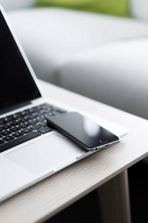 iPhone на столі с MacBook — Xiaomi Pad 8 Шпалери