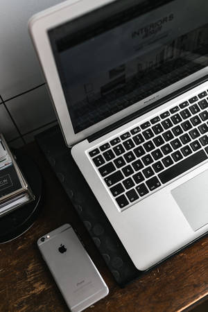 iPhone столик с серебристым MacBook — Xiaomi Pad 7 Ultra Шпалери