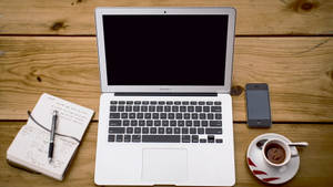 Macbook Air на Деревянном Столе — MacBook Air Шпалери