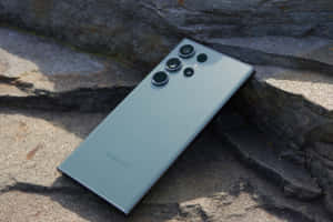 Samsung S23 Ultra на кам'яній поверхні — Samsung Galaxy S22 Шпалери