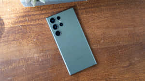 Samsung S23 Ultra зеленая задняя панель с массивом камер на деревянной поверхности — Samsung Galaxy S22 Шпалери