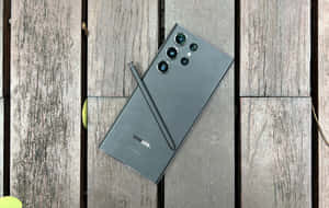 Samsung S23 Ultra на дерев'яному настилі — Samsung Galaxy S22 Шпалери