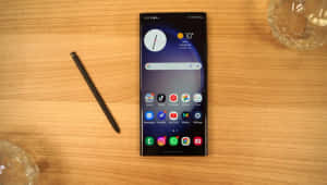 Samsung S23 Ultra з S Pen на столі — Samsung Galaxy S22 Шпалери